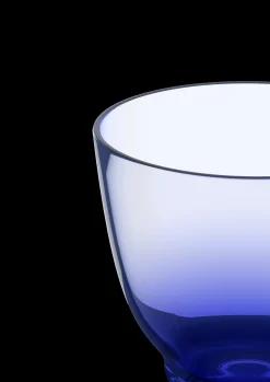 Holmegaard Flow Glas på fod 35 cl mørk blå | Køb nu