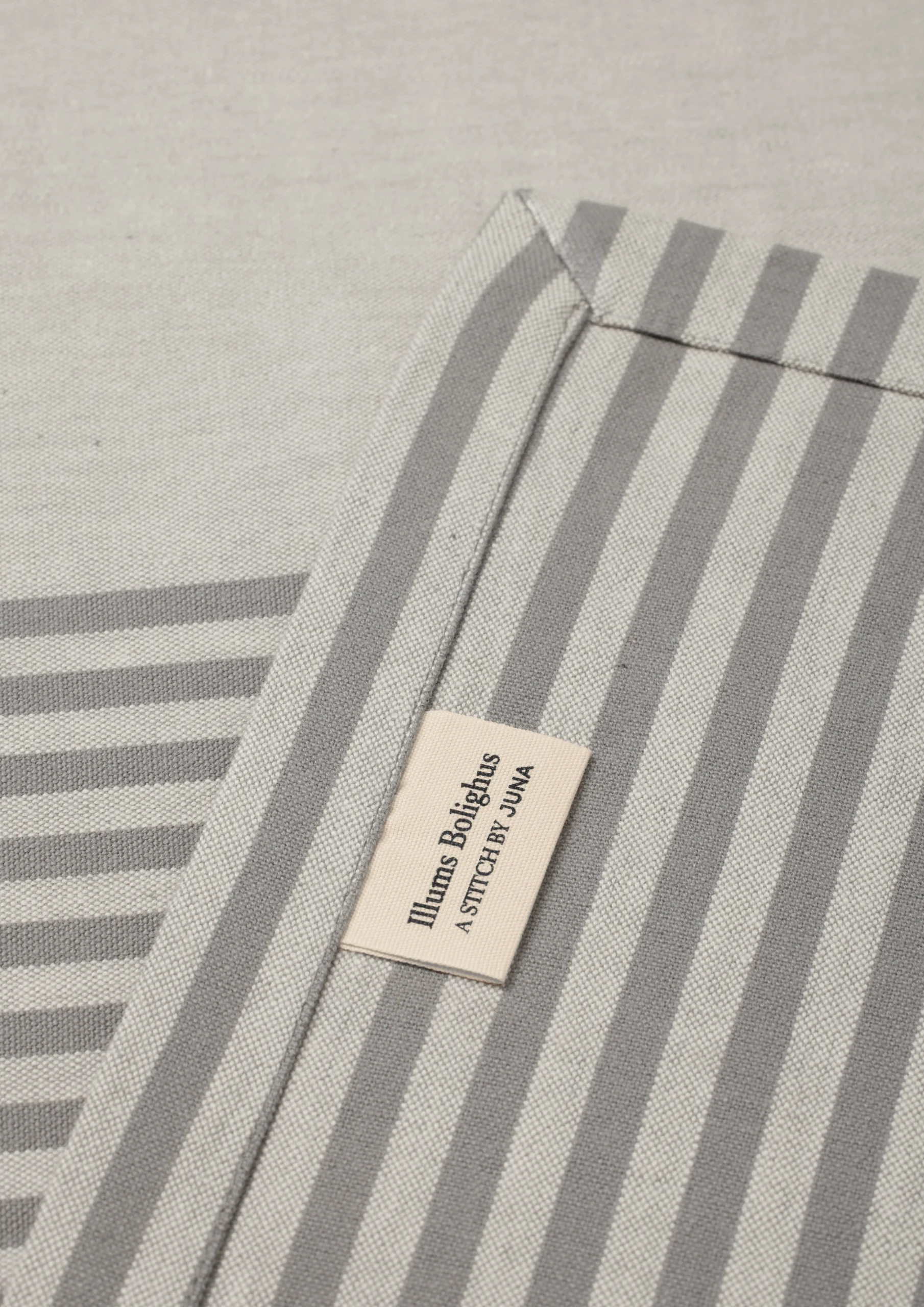 JUNA Dug 150x220 cm i grå fra serien Lines | Køb her