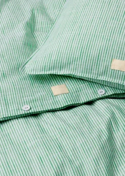 JUNA Monochrome Lines Sengetøj 150x210cm grøn/hvid | Køb her