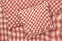 JUNA Sengetøj 140x220 cm i rød fra serien Bæk&Bølge